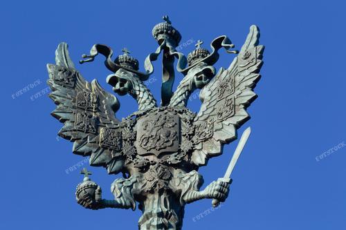 "Двуглавый Орёл: Исторический Символ России на Гербе Санкт-Петербурга"
Это величественное фото представляет собой герб России с изображением двуглавого орла, исторического символа страны. В контексте Санкт-Петербурга, столицы империи, герб становится особенно значимым. Этот двуглавый орёл символизирует величие и долгую историю России, а фотография становится памятным кадром, подчеркивающим историческую важность Санкт-Петербурга.